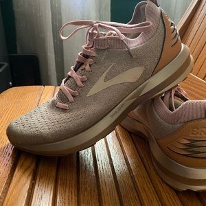 Rose Gold Brooks Levitate 2 LE